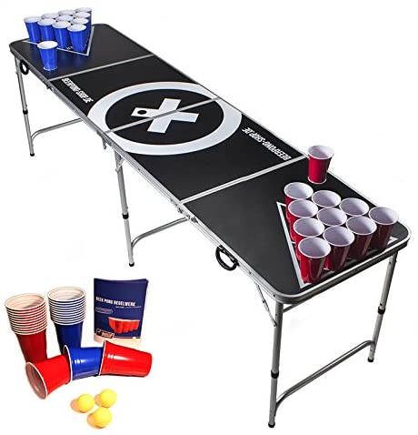 Beer Pong wird mit jeweils 10 Bechern pro Team gespielt. Es ist ein bliebtes Outdoor Spiel für Erwachsene, welches auch indoor gespielt werden kann.